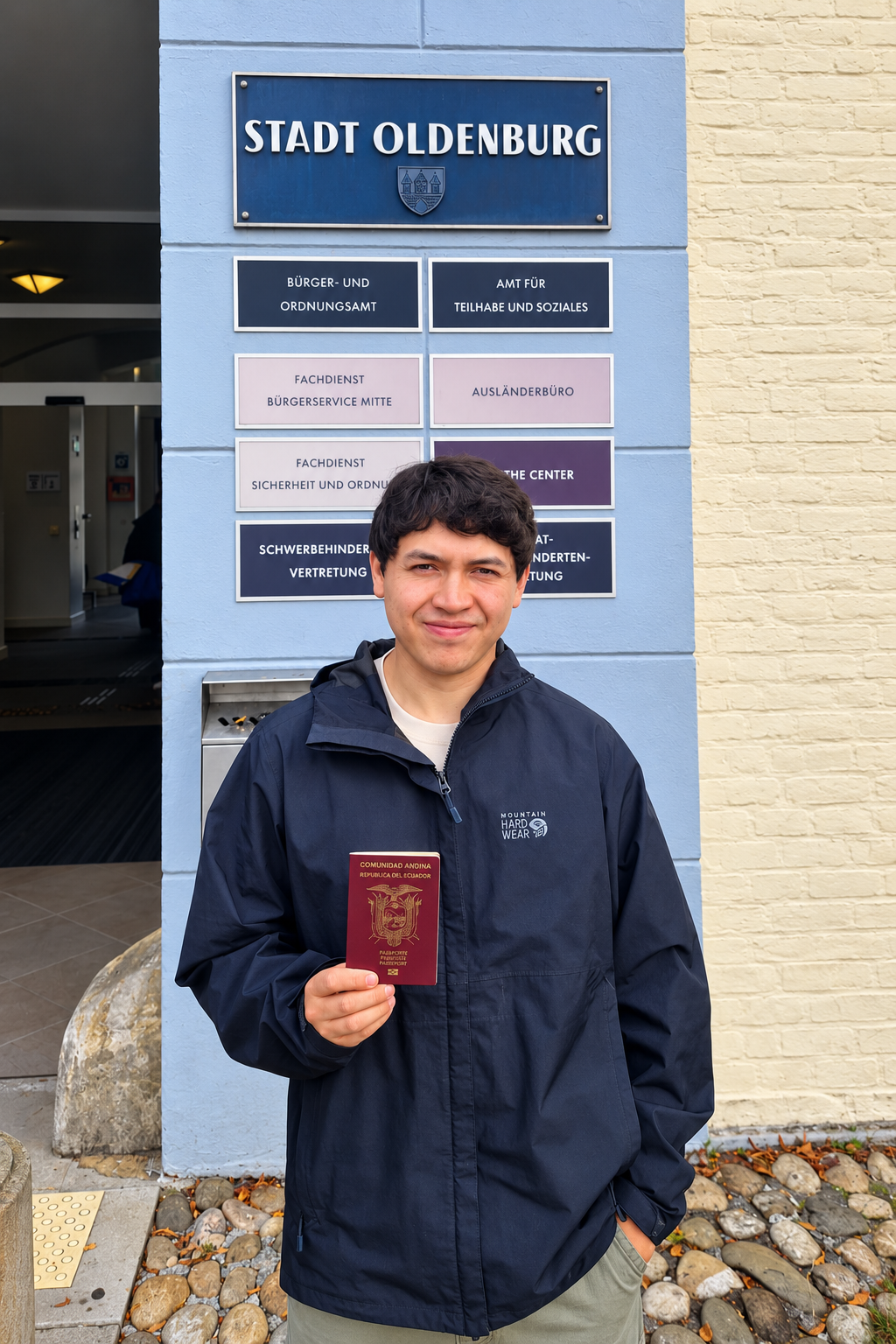 Mateo con su pasaporte ecuatoriano frente a la oficina de ciudadanos de Oldenburg