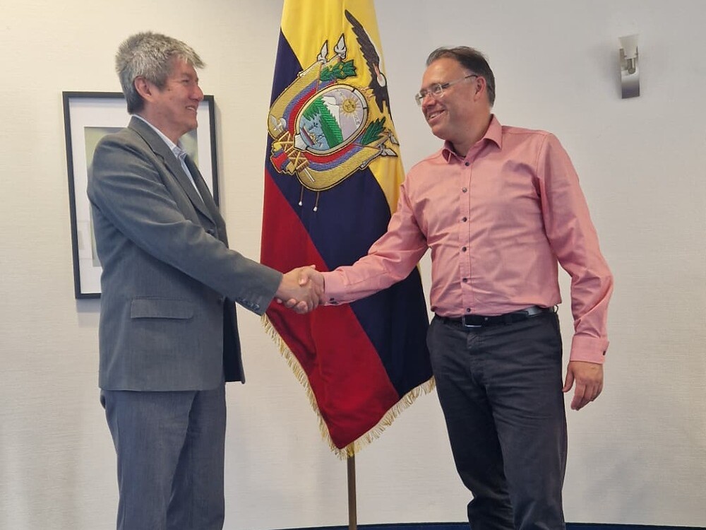 Encuentro en la embajada